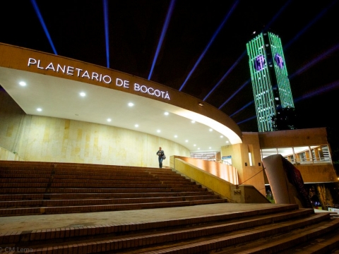 Fachada Nocturna Planetario de Bogotá